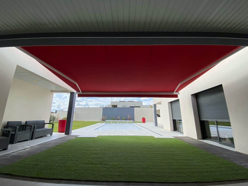 Installation d'un store coffre sur une terrasse d'une maison contemporaine.