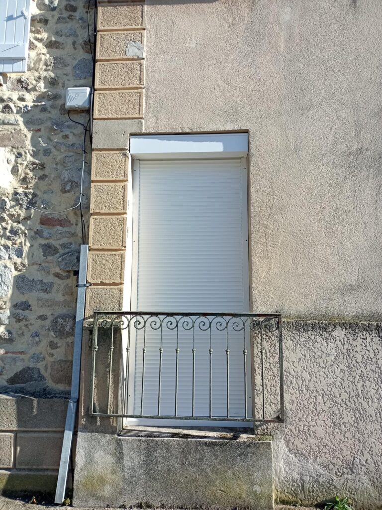 Installation de fen&ecirc;tres en PVC et volets roulants dans un immeuble &agrave; Condrieu.