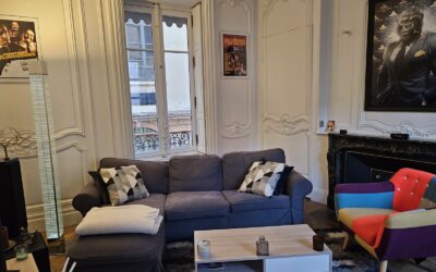 Image d'une maison bien entretenue avec des &eacute;l&eacute;ments architecturaux d'&eacute;poque.