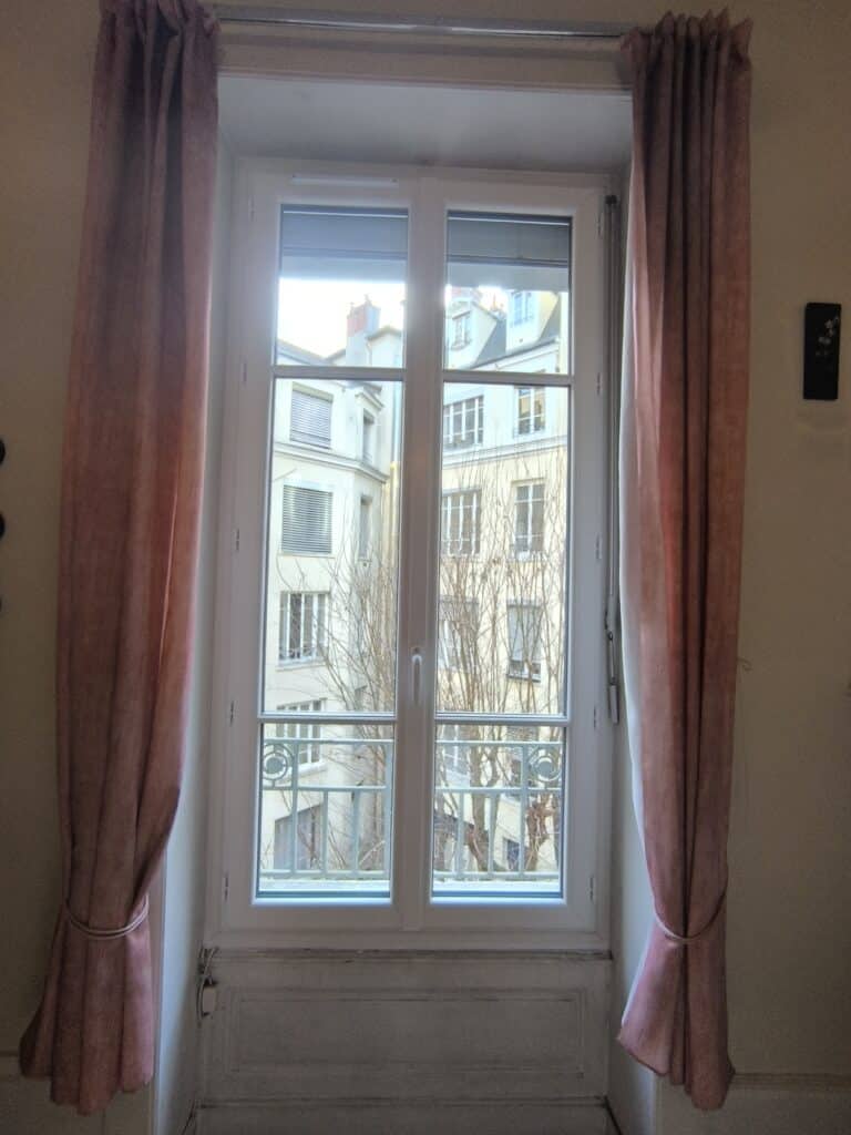 Fen&ecirc;tre en PVC install&eacute;e dans un cadre soign&eacute; &agrave; Lyon 6.
