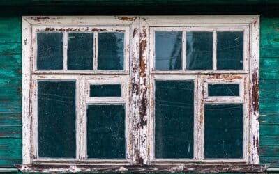 Fen&ecirc;tre ancienne avec signes d'usure et condensation visible.